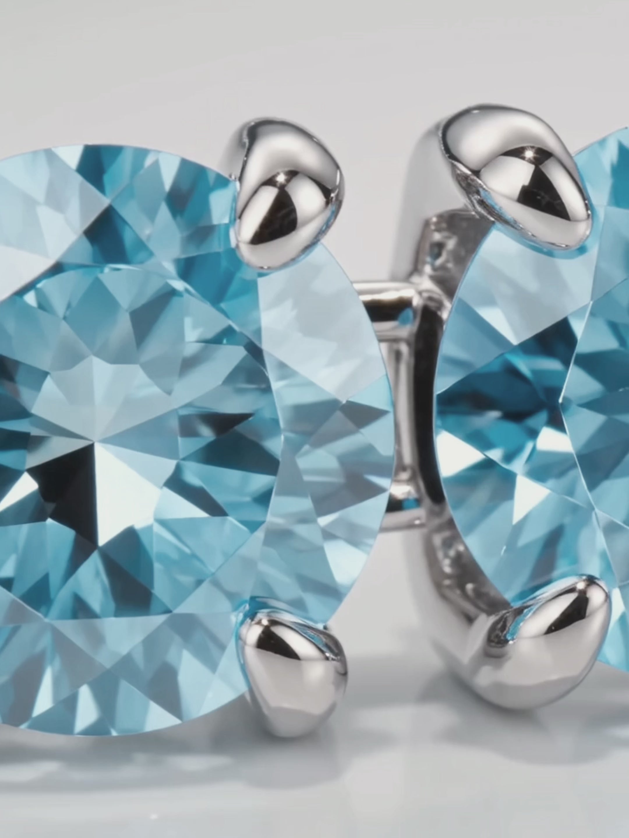 Load video: Fancy Blue 3.4mm (7.20 ctw) Round 4-Prong Lab Grown Diamond Tennis Bracelet